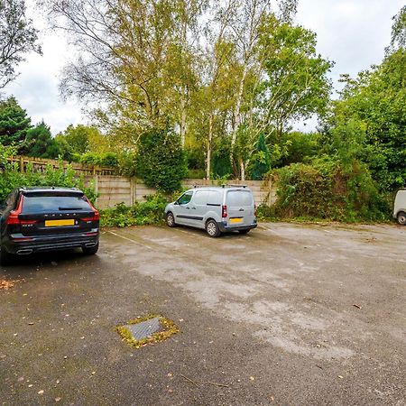 Manchester Comfortable 3 Bedroom House, Free Parking, Wifi & Disneyplus Ворслі Екстер'єр фото
