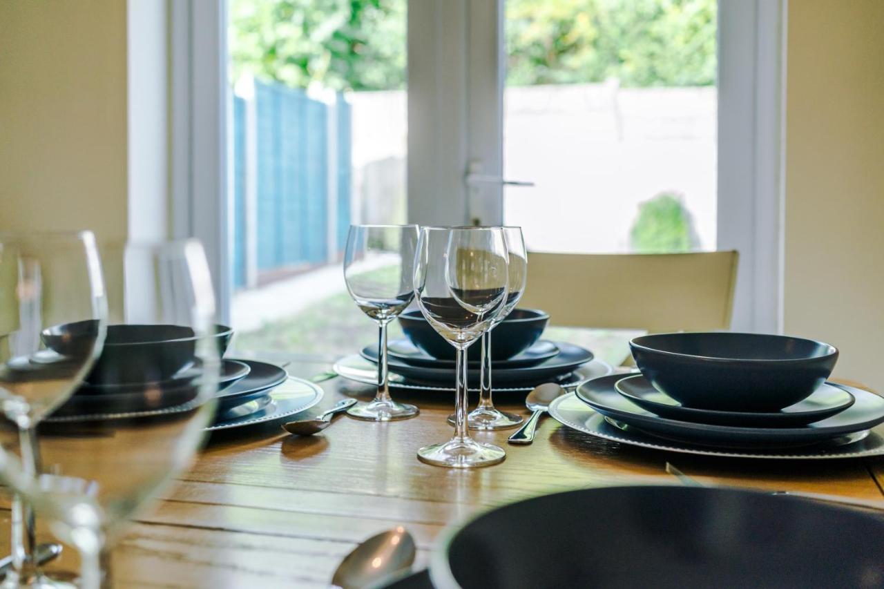 Manchester Comfortable 3 Bedroom House, Free Parking, Wifi & Disneyplus Ворслі Екстер'єр фото