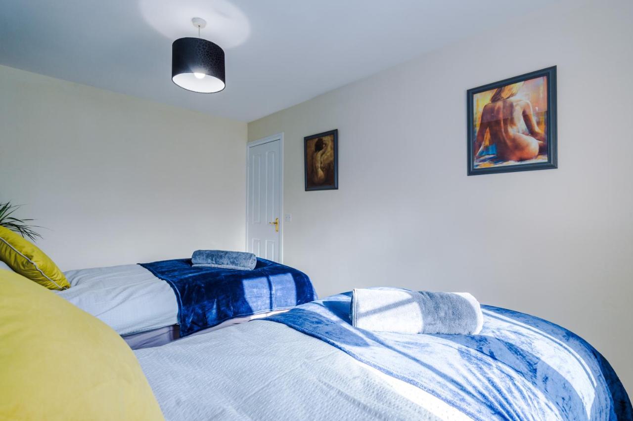 Manchester Comfortable 3 Bedroom House, Free Parking, Wifi & Disneyplus Ворслі Екстер'єр фото