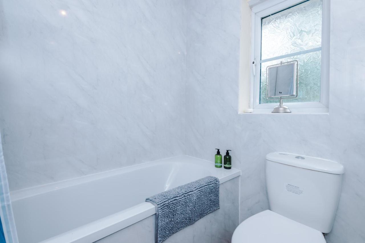 Manchester Comfortable 3 Bedroom House, Free Parking, Wifi & Disneyplus Ворслі Екстер'єр фото