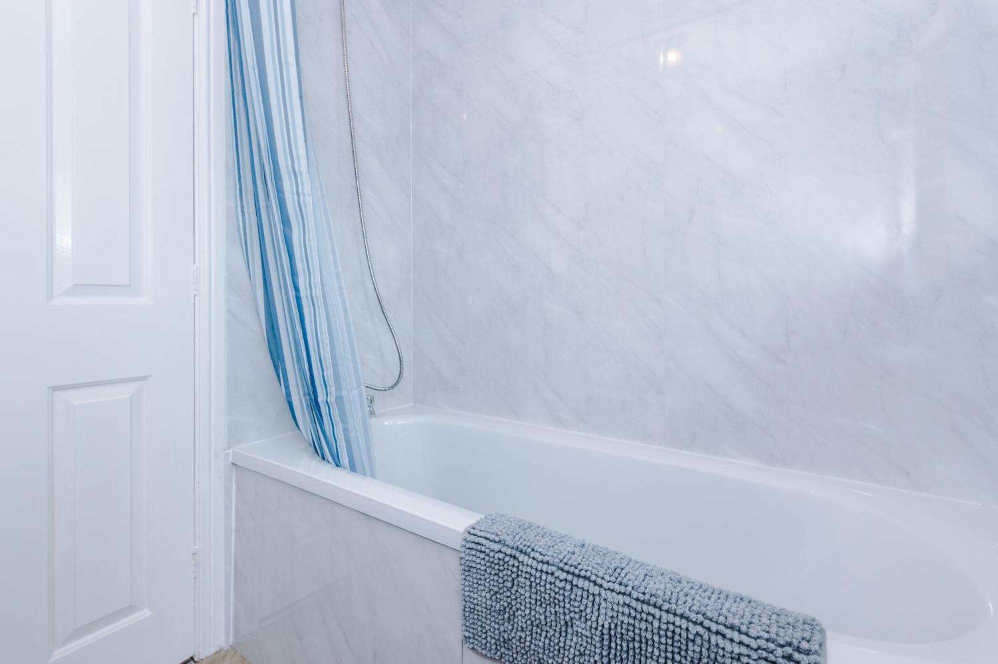 Manchester Comfortable 3 Bedroom House, Free Parking, Wifi & Disneyplus Ворслі Екстер'єр фото